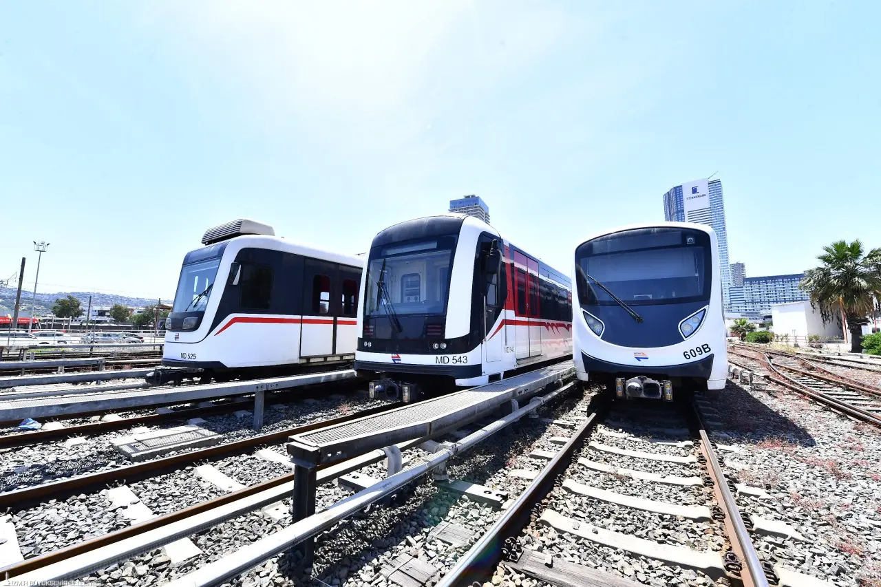 İzmir Büyükşehir Belediyesi toplu ulaşımda 8 Eylül 2025 Pazartesi günü itibariyle kış düzenini başlatıyor. Yeni eğitim öğretim yılının başlayacak olması nedeniyle otobüs, metro ve tramvay hatlarında sefer sıklıkları artırılacak. İZDENİZ gemileri, mevcut tarifeleriyle çalışmaya devam edecek.   Kış hazırlıkları kapsamında otobüsler bakımdan geçirildi, temizlik çalışmaları tamamlandı ve şoför kadrosu güçlendirildi.