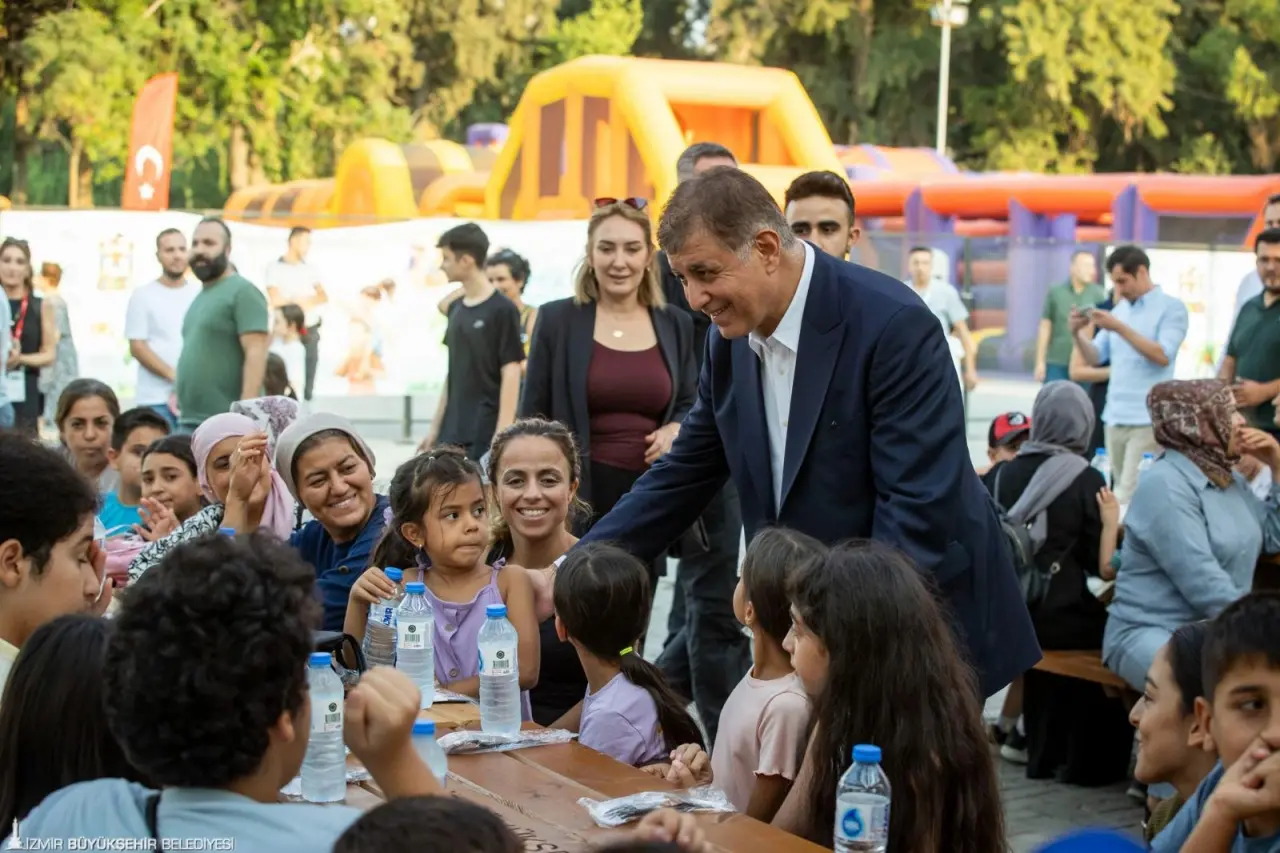 İzmir Büyükşehir Belediye Başkanı Dr. Cemil Tugay, 94. İzmir Enternasyonal Fuarı’nda (İEF) misafir edilen anne ve çocuklar ile bir araya geldi. Bayraklı’dan gelen yurttaşlar, Başkan Tugay’la yemek yedi, sohbet etti. Çocuklarla yakından ilgilenen Tugay, fuar alanında da gezerek katılımcılarla fotoğraf çekildi.