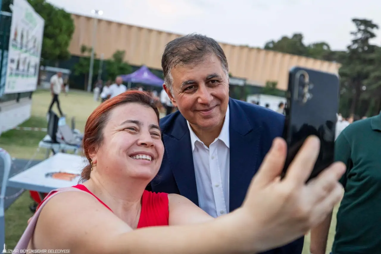 İzmir Büyükşehir Belediye Başkanı Dr. Cemil Tugay, 94. İzmir Enternasyonal Fuarı’nda (İEF) misafir edilen anne ve çocuklar ile bir araya geldi. Bayraklı’dan gelen yurttaşlar, Başkan Tugay’la yemek yedi, sohbet etti. Çocuklarla yakından ilgilenen Tugay, fuar alanında da gezerek katılımcılarla fotoğraf çekildi.