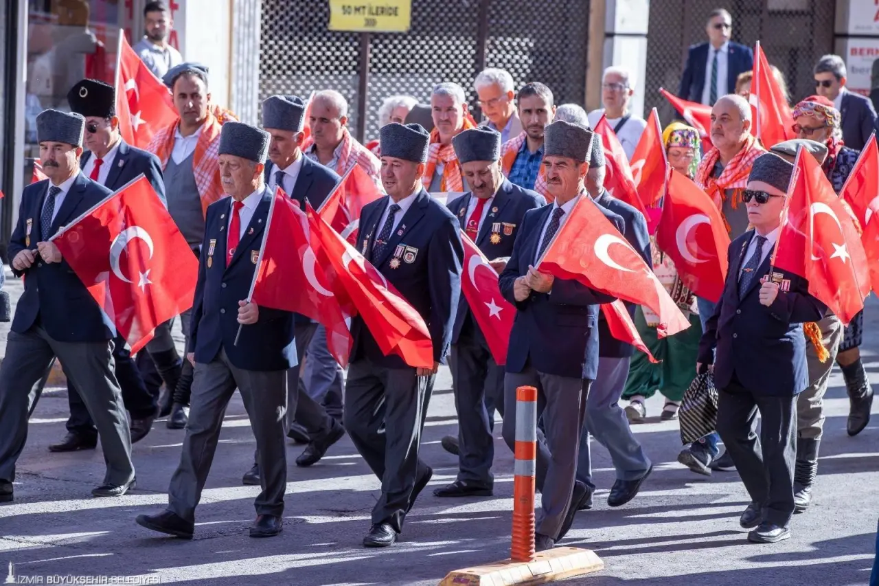 9 Eylül İzmir’in kurtuluşu, bu yıl da büyük bir coşkuyla kutlanacak. Zafer Yürüyüşü’nde Basmane’den Cumhuriyet Meydanı’na yürünecek. İzmirliler, saat 20.15’te 350 metre uzunluğundaki Türk bayrağı ile fener alayı yürüyüşüne katılacak. İzmir semaları ise Türk Yıldızları ve Solo Türk gösterilerine sahne olacak. İzmir Büyükşehir Belediyesi, 94. İzmir Enternasyonal Fuarı’nın son günü 9 Eylül’de Mor ve Ötesi konserine de ev sahipliği yapacak. 
