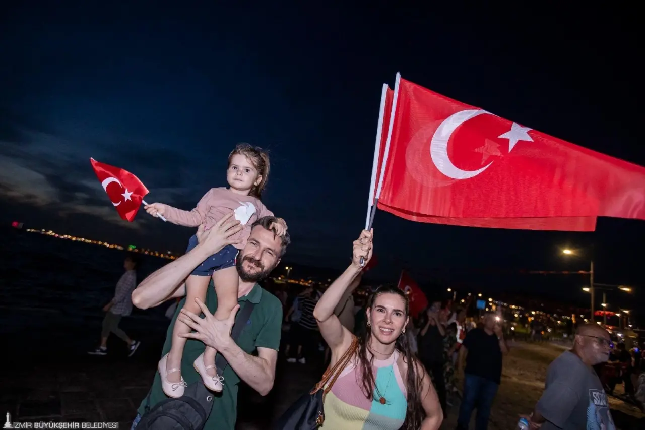 9 Eylül İzmir’in kurtuluşu, bu yıl da büyük bir coşkuyla kutlanacak. Zafer Yürüyüşü’nde Basmane’den Cumhuriyet Meydanı’na yürünecek. İzmirliler, saat 20.15’te 350 metre uzunluğundaki Türk bayrağı ile fener alayı yürüyüşüne katılacak. İzmir semaları ise Türk Yıldızları ve Solo Türk gösterilerine sahne olacak. İzmir Büyükşehir Belediyesi, 94. İzmir Enternasyonal Fuarı’nın son günü 9 Eylül’de Mor ve Ötesi konserine de ev sahipliği yapacak. 