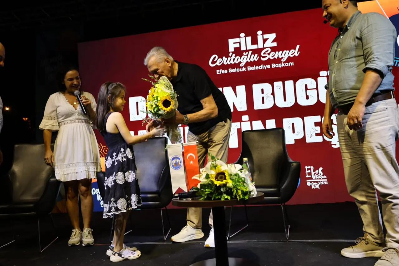 EFEST’in ilk gününde usta gazeteciler Uğur Dündar ve Gökmen Ulu, “Dünden Bugüne Hakikatin Peşinde” söyleşisinde Efes Selçuklular ile buluştu.