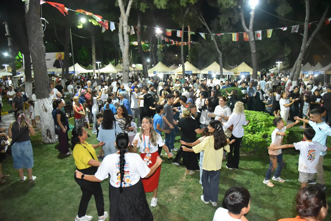 Menemen Belediyesi tarafından gerçekleştirilen 4. Uluslararası Menemen Çömlek Festivali, dolu dolu bir etkinlik programı ve vatandaşların yoğun ilgisiyle gerçekleştiriliyor. Festivalin ikinci gününde başlayan Hünerli Eller Çömlek Yarışması, çömleğin ustalarını buluşturdu.