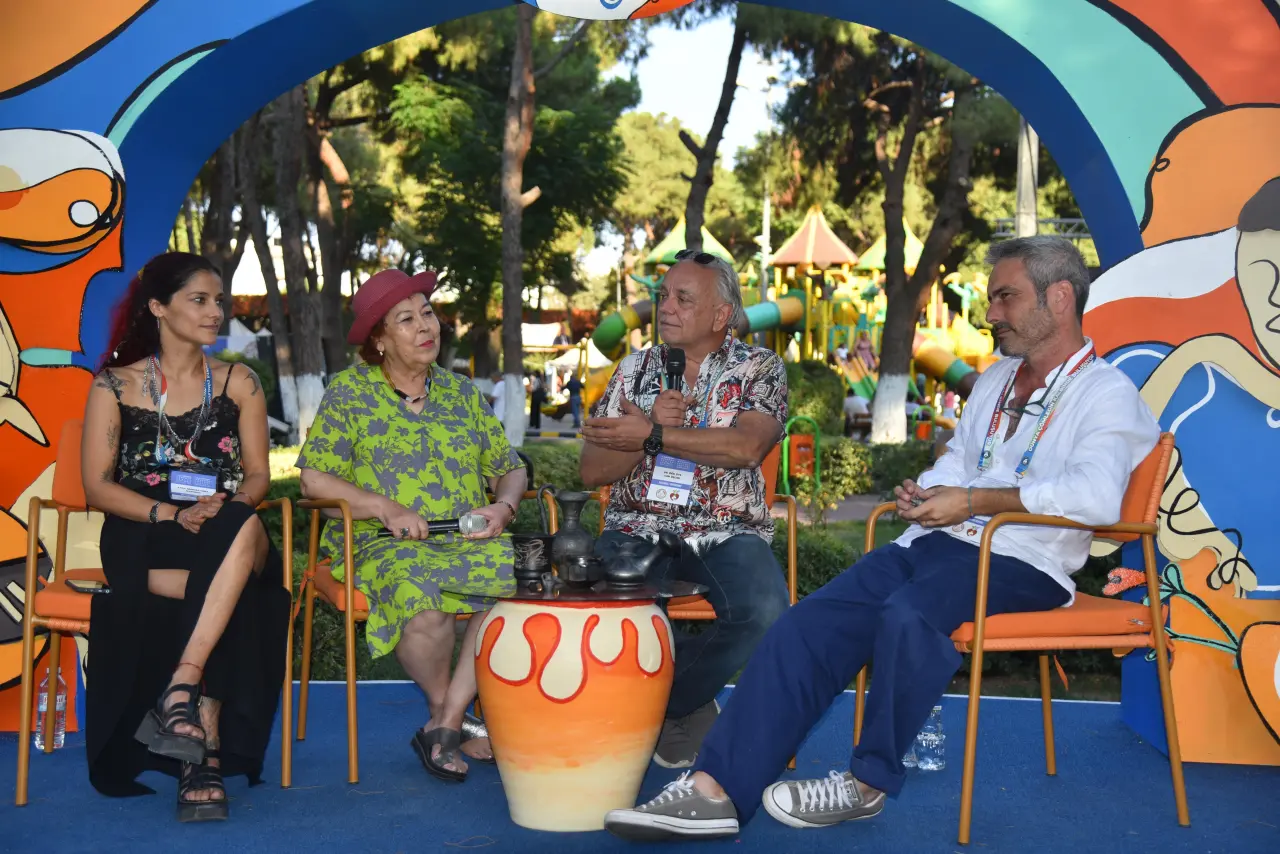 Menemen Belediyesi tarafından gerçekleştirilen 4. Uluslararası Menemen Çömlek Festivali, dolu dolu bir etkinlik programı ve vatandaşların yoğun ilgisiyle gerçekleştiriliyor. Festivalin ikinci gününde başlayan Hünerli Eller Çömlek Yarışması, çömleğin ustalarını buluşturdu.