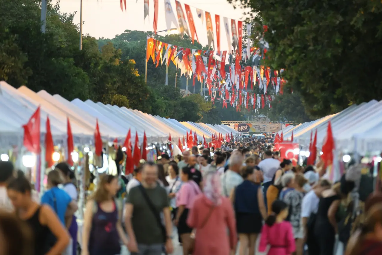 Efes Selçuk’un kültür, sanat ve yaşam festivali EFEST 2025, coşkulu bir kortej, renkli görüntüler ve ilham veren kentin çocuklarının başarılı performanslarıyla başladı.