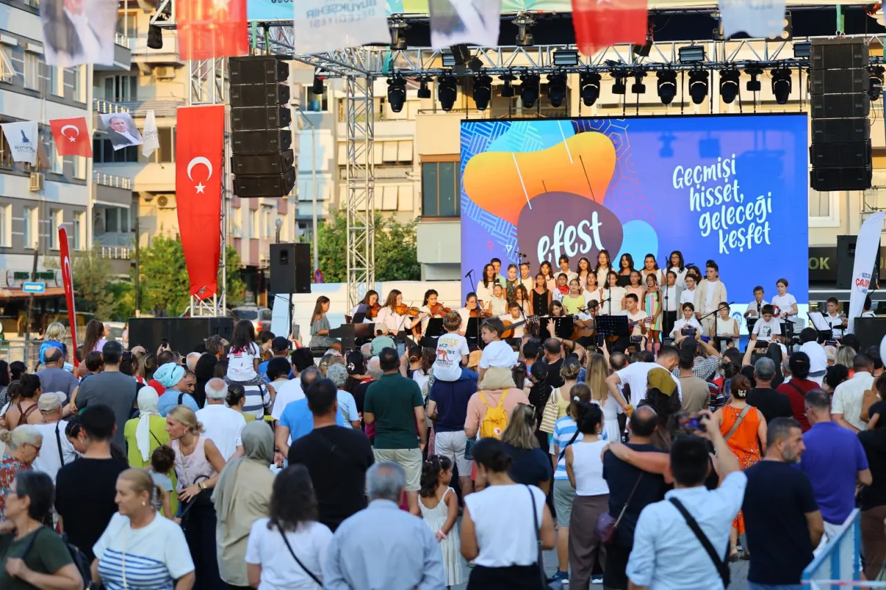 Efes Selçuk’un kültür, sanat ve yaşam festivali EFEST 2025, coşkulu bir kortej, renkli görüntüler ve ilham veren kentin çocuklarının başarılı performanslarıyla başladı.