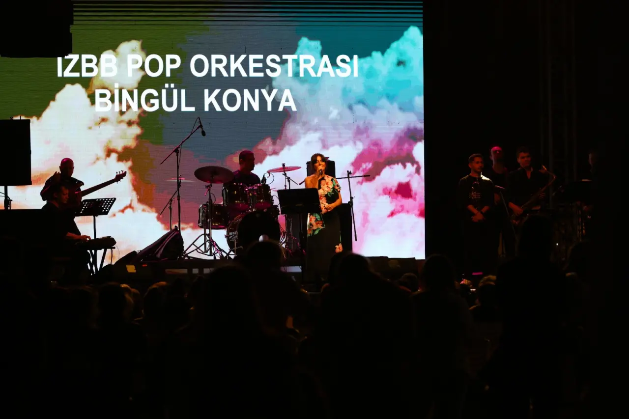 Efes Selçuk’un kültür, sanat ve yaşam festivali EFEST 2025, coşkulu bir kortej, renkli görüntüler ve ilham veren kentin çocuklarının başarılı performanslarıyla başladı.