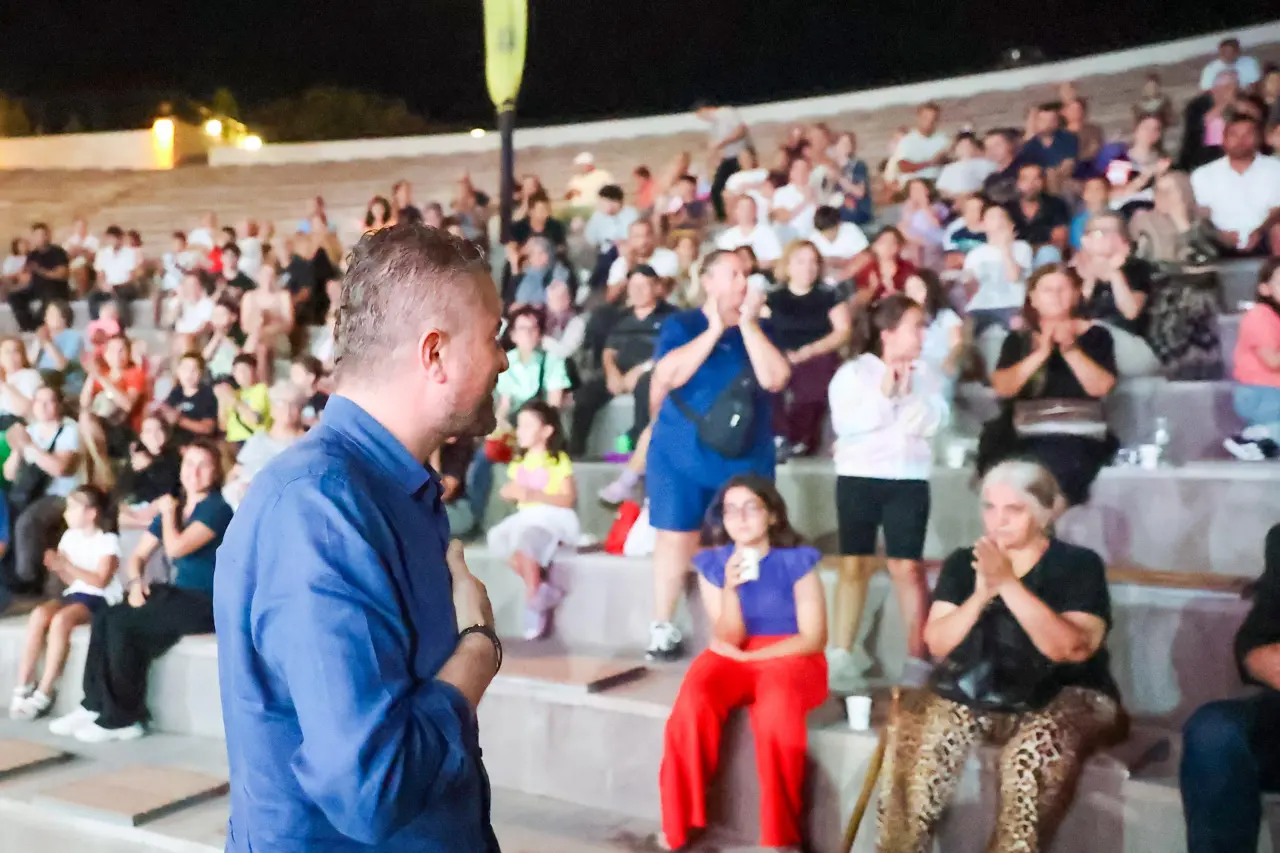 Buca Belediyesi, ilçenin çocuklarını Cumhuriyet’in kurucu lideri Gazi Mustafa Kemal Atatürk’ün çocukluğunu anlatan “Mustafa” filmi ile buluşturdu. Bu özel anda çocuklara eşlik eden Buca Belediye Başkanı Mimar Görkem Duman, "Unutmayın çocuklar, bu ülke ve Cumhuriyet sizlere emanet. Biz büyükler size güveniyoruz. Atatürk’ün yolundan hiç ayrılmayın" diye konuştu.