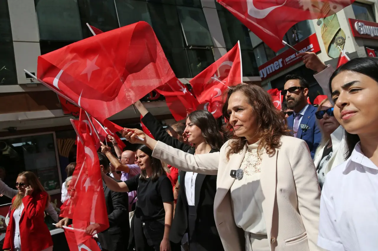 İzmir’in kurtuluşunun 103. yıl dönümü Karşıyaka’da gururla kutlanacak. Karşıyaka Belediyesi tarafından düzenlenen etkinlikler kapsamında 9 Eylül Salı günü kortej gerçekleştirilecek, ardından yapılacak söyleşide usta gazeteciler Yılmaz Özdil ve Korcan Karar, Karşıyakalılarla buluşacak. Belediye Başkanı Yıldız Ünsal, “Kurtuluş coşkusunu büyütmek, bu gurur dolu günü hep birlikte yaşamak için tüm vatandaşlarımızı etkinliklerimize bekliyorum” dedi.