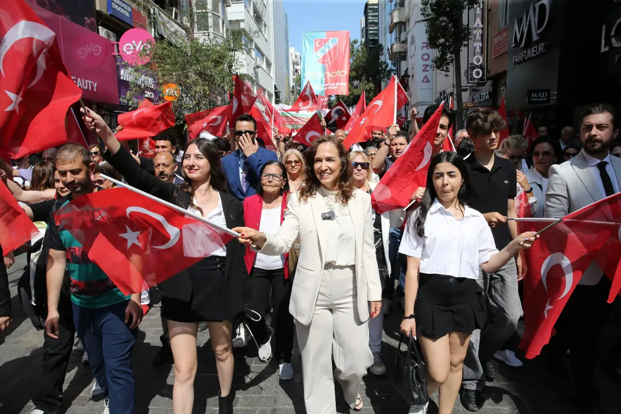İzmir’in kurtuluşunun 103. yıl dönümü Karşıyaka’da gururla kutlanacak. Karşıyaka Belediyesi tarafından düzenlenen etkinlikler kapsamında 9 Eylül Salı günü kortej gerçekleştirilecek, ardından yapılacak söyleşide usta gazeteciler Yılmaz Özdil ve Korcan Karar, Karşıyakalılarla buluşacak. Belediye Başkanı Yıldız Ünsal, “Kurtuluş coşkusunu büyütmek, bu gurur dolu günü hep birlikte yaşamak için tüm vatandaşlarımızı etkinliklerimize bekliyorum” dedi.