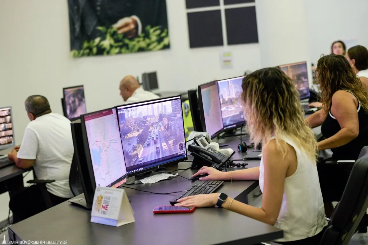 İzmir Büyükşehir Belediyesi bünyesindeki İzmir Ulaşım Merkezi (İZUM) 2025-2026 eğitim öğretim yılının ilk günü kesintisiz ve konforlu ulaşım için seferber oldu. Sabahın ilk saatlerinden itibaren olası trafikteki tıkanmaların önüne geçmek için tüm yol ve kavşaklar İZUM kontrol merkezinden anlık olarak takip edildi.