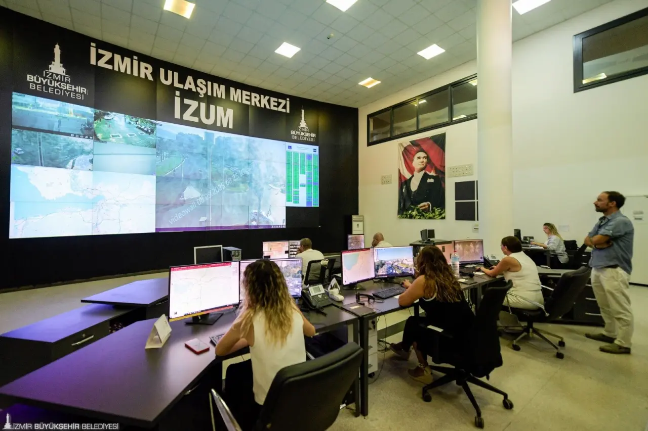 İzmir Büyükşehir Belediyesi bünyesindeki İzmir Ulaşım Merkezi (İZUM) 2025-2026 eğitim öğretim yılının ilk günü kesintisiz ve konforlu ulaşım için seferber oldu. Sabahın ilk saatlerinden itibaren olası trafikteki tıkanmaların önüne geçmek için tüm yol ve kavşaklar İZUM kontrol merkezinden anlık olarak takip edildi.