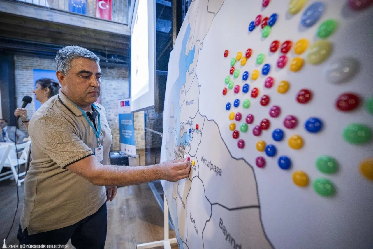 İzmir Büyükşehir Belediyesi’nin İzmirlileri iklim politikalarına dahil etmek amacıyla hayata geçirdiği İzmir İklim İçin Yurttaş Meclisi'nin ilk oturumu, İzmir Büyükşehir Belediye Başkanı Dr. Cemil Tugay'ın ev sahipliğinde yapıldı. SMS yoluyla davet gönderilen 50 bin kişi içerisinden seçilen 50 kişinin oluşturduğu meclisin ilk oturumunda konuşan Başkan Dr. Cemil Tugay, “Sizlere tavsiyem, cesur, rahat ve özgür olmanız. Yapılması gerekeni yapın. Yurttaş Meclisi'nin başarısı, Türkiye'de yeni yurttaş meclislerinin kurulmasına öncülük edecektir” dedi.