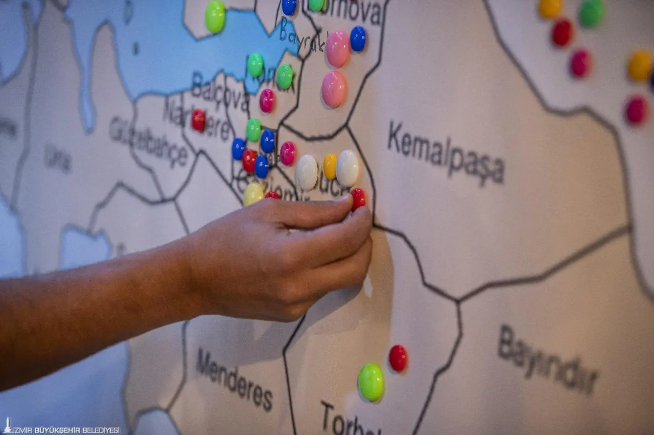 İzmir Büyükşehir Belediyesi’nin İzmirlileri iklim politikalarına dahil etmek amacıyla hayata geçirdiği İzmir İklim İçin Yurttaş Meclisi'nin ilk oturumu, İzmir Büyükşehir Belediye Başkanı Dr. Cemil Tugay'ın ev sahipliğinde yapıldı. SMS yoluyla davet gönderilen 50 bin kişi içerisinden seçilen 50 kişinin oluşturduğu meclisin ilk oturumunda konuşan Başkan Dr. Cemil Tugay, “Sizlere tavsiyem, cesur, rahat ve özgür olmanız. Yapılması gerekeni yapın. Yurttaş Meclisi'nin başarısı, Türkiye'de yeni yurttaş meclislerinin kurulmasına öncülük edecektir” dedi.