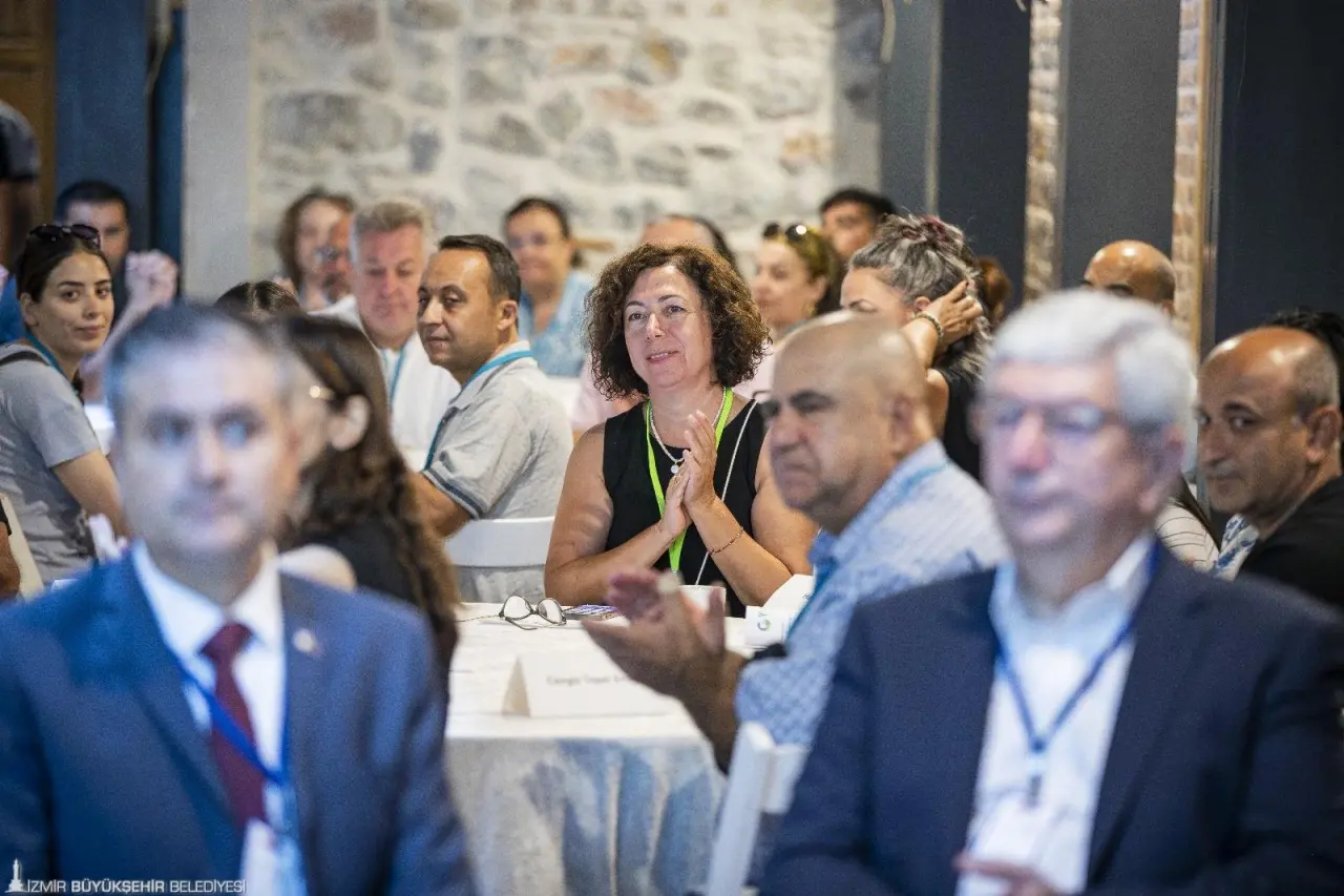 İzmir Büyükşehir Belediyesi’nin İzmirlileri iklim politikalarına dahil etmek amacıyla hayata geçirdiği İzmir İklim İçin Yurttaş Meclisi'nin ilk oturumu, İzmir Büyükşehir Belediye Başkanı Dr. Cemil Tugay'ın ev sahipliğinde yapıldı. SMS yoluyla davet gönderilen 50 bin kişi içerisinden seçilen 50 kişinin oluşturduğu meclisin ilk oturumunda konuşan Başkan Dr. Cemil Tugay, “Sizlere tavsiyem, cesur, rahat ve özgür olmanız. Yapılması gerekeni yapın. Yurttaş Meclisi'nin başarısı, Türkiye'de yeni yurttaş meclislerinin kurulmasına öncülük edecektir” dedi.