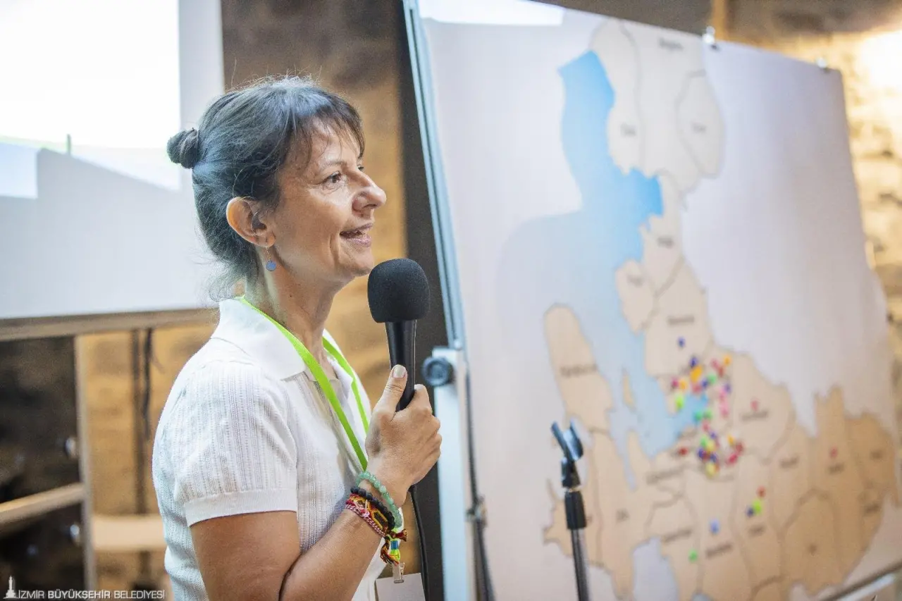 İzmir Büyükşehir Belediyesi’nin İzmirlileri iklim politikalarına dahil etmek amacıyla hayata geçirdiği İzmir İklim İçin Yurttaş Meclisi'nin ilk oturumu, İzmir Büyükşehir Belediye Başkanı Dr. Cemil Tugay'ın ev sahipliğinde yapıldı. SMS yoluyla davet gönderilen 50 bin kişi içerisinden seçilen 50 kişinin oluşturduğu meclisin ilk oturumunda konuşan Başkan Dr. Cemil Tugay, “Sizlere tavsiyem, cesur, rahat ve özgür olmanız. Yapılması gerekeni yapın. Yurttaş Meclisi'nin başarısı, Türkiye'de yeni yurttaş meclislerinin kurulmasına öncülük edecektir” dedi.