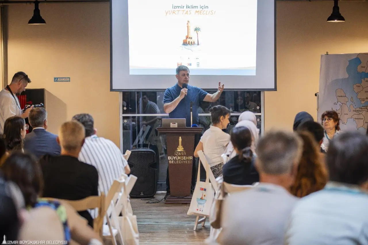 İzmir Büyükşehir Belediyesi’nin İzmirlileri iklim politikalarına dahil etmek amacıyla hayata geçirdiği İzmir İklim İçin Yurttaş Meclisi'nin ilk oturumu, İzmir Büyükşehir Belediye Başkanı Dr. Cemil Tugay'ın ev sahipliğinde yapıldı. SMS yoluyla davet gönderilen 50 bin kişi içerisinden seçilen 50 kişinin oluşturduğu meclisin ilk oturumunda konuşan Başkan Dr. Cemil Tugay, “Sizlere tavsiyem, cesur, rahat ve özgür olmanız. Yapılması gerekeni yapın. Yurttaş Meclisi'nin başarısı, Türkiye'de yeni yurttaş meclislerinin kurulmasına öncülük edecektir” dedi.