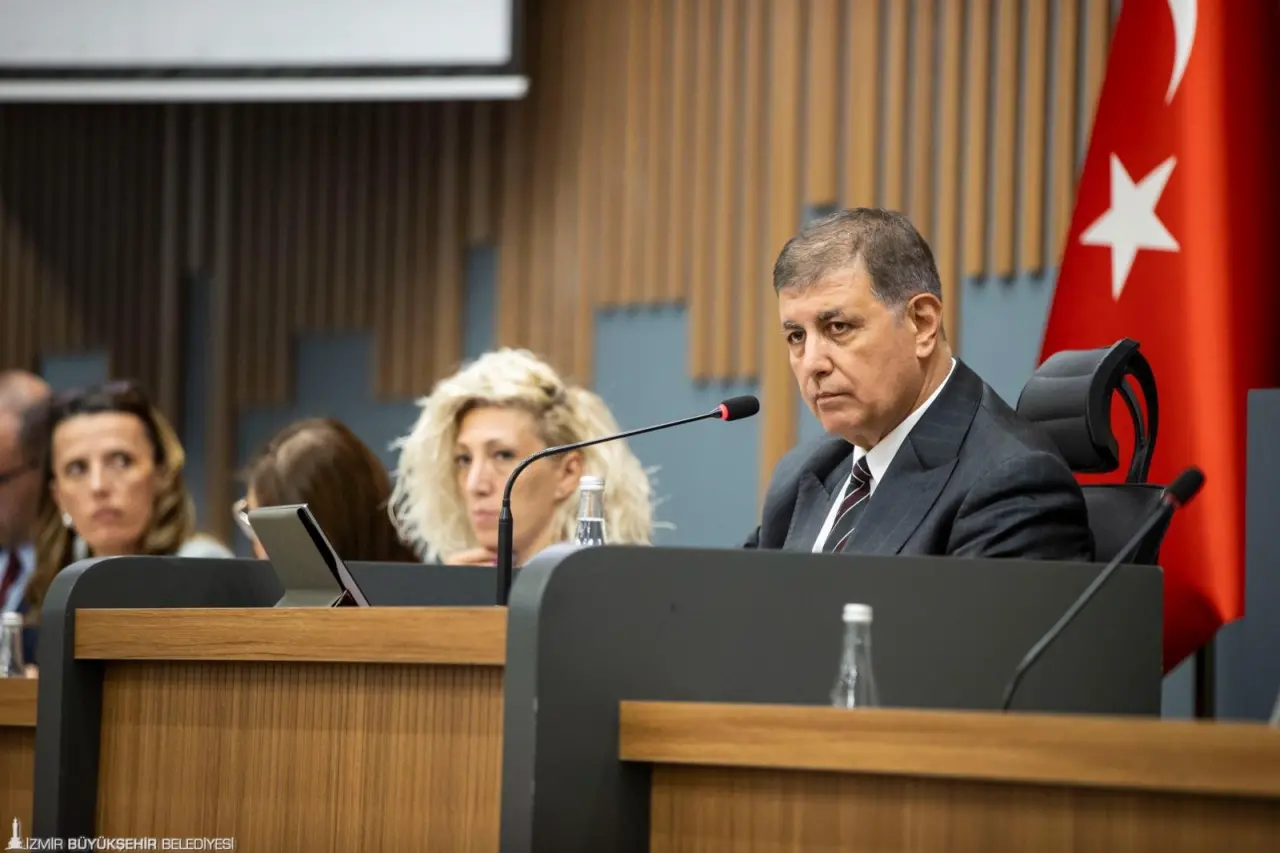 İzmir Büyükşehir Belediyesi Eylül ayı meclis oturumunda atık tesislerine ilişkin kent gündemini değerlendiren Başkan Dr. Cemil Tugay, “Herkes kendi ilçesi sınırları içerisinde çöp tesisi istemediğini söyledi. Peki, ben de sizler de bu şehirdeki tüm siyasetçiler de çöp üretiyor. Onları ne yapacağımızı da birilerinin söylemesi lazım. Herkesten rica ettiğim şey, burada çözüm için hep beraber çalışmamız. Biraz anlayış ve destek olmanızı bekliyorum” dedi.