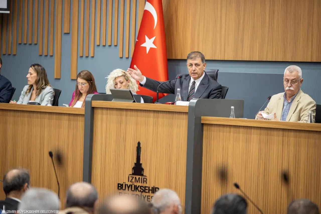 İzmir Büyükşehir Belediyesi Eylül ayı meclis oturumunda atık tesislerine ilişkin kent gündemini değerlendiren Başkan Dr. Cemil Tugay, “Herkes kendi ilçesi sınırları içerisinde çöp tesisi istemediğini söyledi. Peki, ben de sizler de bu şehirdeki tüm siyasetçiler de çöp üretiyor. Onları ne yapacağımızı da birilerinin söylemesi lazım. Herkesten rica ettiğim şey, burada çözüm için hep beraber çalışmamız. Biraz anlayış ve destek olmanızı bekliyorum” dedi.