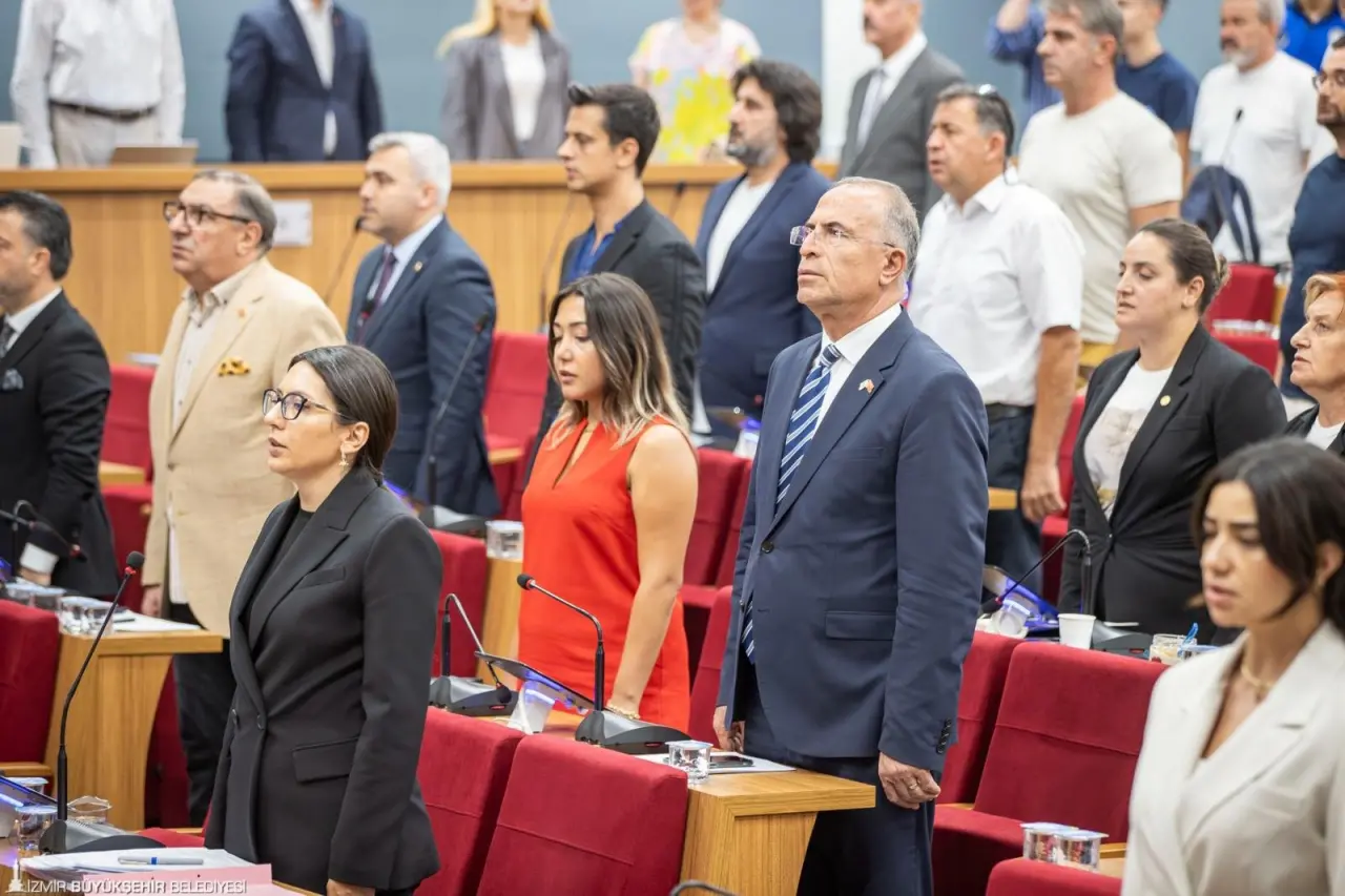 İzmir Büyükşehir Belediyesi Eylül ayı meclis oturumunda atık tesislerine ilişkin kent gündemini değerlendiren Başkan Dr. Cemil Tugay, “Herkes kendi ilçesi sınırları içerisinde çöp tesisi istemediğini söyledi. Peki, ben de sizler de bu şehirdeki tüm siyasetçiler de çöp üretiyor. Onları ne yapacağımızı da birilerinin söylemesi lazım. Herkesten rica ettiğim şey, burada çözüm için hep beraber çalışmamız. Biraz anlayış ve destek olmanızı bekliyorum” dedi.