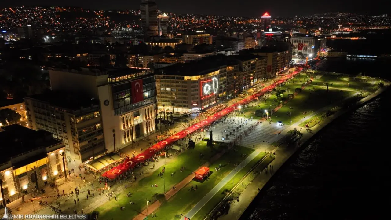 İzmir'in düşman işgalinden kurtuluşunun 103. yıl dönümü gün boyu süren etkinliklerle kutlandı. Geceye taşan 9 Eylül coşkusu, Cumhuriyet Meydanı'ndan Kültürpark Lozan Kapısı’na kadar süren Fener Alayı yürüyüşü ile doruğa ulaştı. Kortej boyunca sokaklar İzmirliler'in hep bir ağızdan söylediği İzmir Marşı ile yankılandı. Her sene bando eşliğinde düzenlenen kortej, bu yıl şehitlerin anısına sessiz ilerledi. İzmirliler, şehitlerinin anısını alkışlarla ve “Şehitler ölmez vatan bölünmez” sloganlarıyla yaşattı.