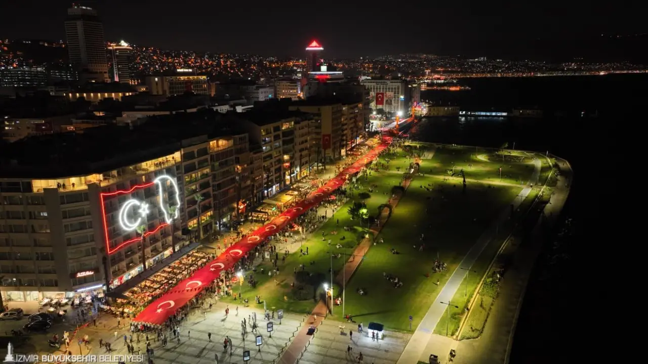 İzmir'in düşman işgalinden kurtuluşunun 103. yıl dönümü gün boyu süren etkinliklerle kutlandı. Geceye taşan 9 Eylül coşkusu, Cumhuriyet Meydanı'ndan Kültürpark Lozan Kapısı’na kadar süren Fener Alayı yürüyüşü ile doruğa ulaştı. Kortej boyunca sokaklar İzmirliler'in hep bir ağızdan söylediği İzmir Marşı ile yankılandı. Her sene bando eşliğinde düzenlenen kortej, bu yıl şehitlerin anısına sessiz ilerledi. İzmirliler, şehitlerinin anısını alkışlarla ve “Şehitler ölmez vatan bölünmez” sloganlarıyla yaşattı.