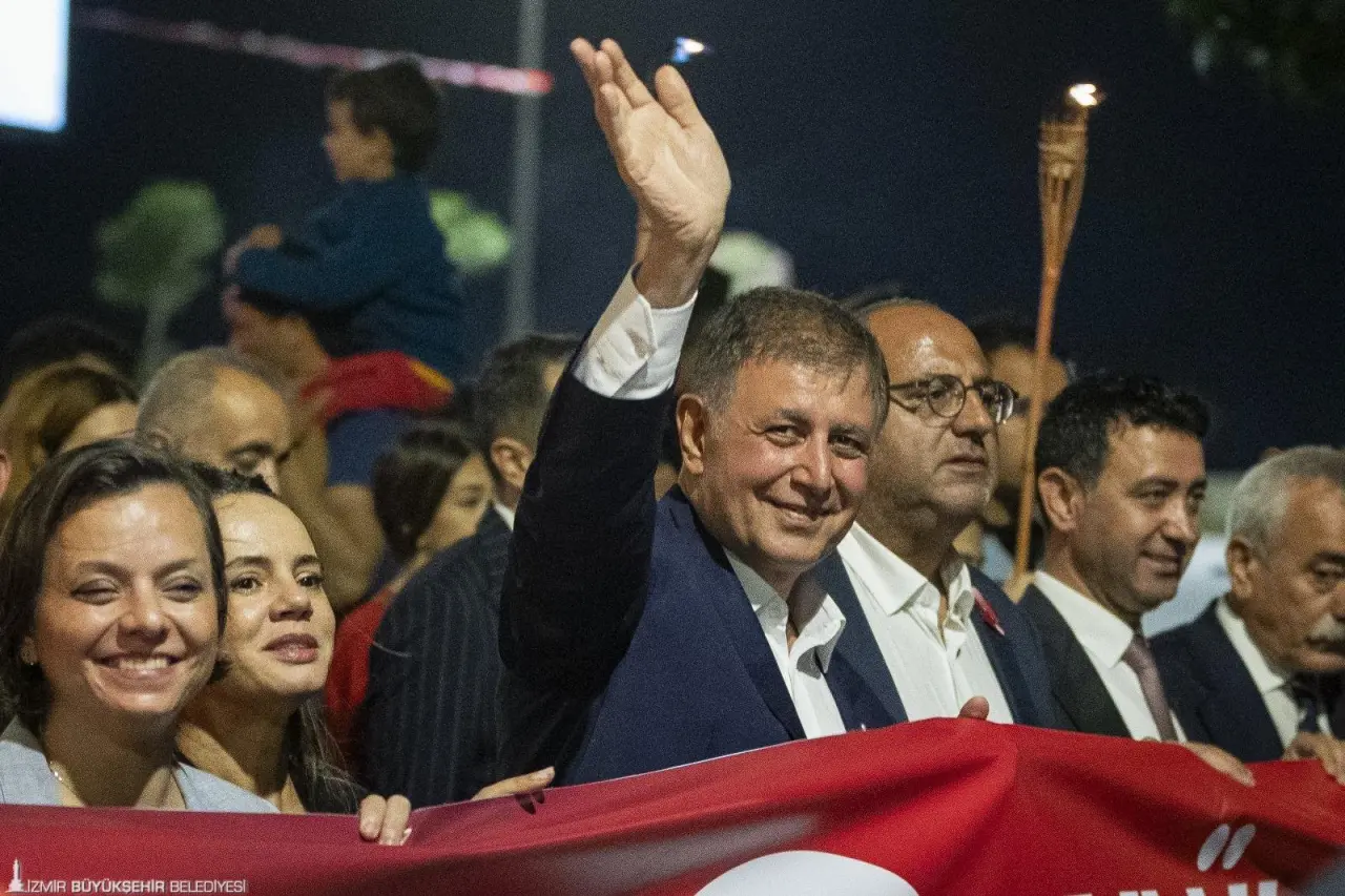 İzmir'in düşman işgalinden kurtuluşunun 103. yıl dönümü gün boyu süren etkinliklerle kutlandı. Geceye taşan 9 Eylül coşkusu, Cumhuriyet Meydanı'ndan Kültürpark Lozan Kapısı’na kadar süren Fener Alayı yürüyüşü ile doruğa ulaştı. Kortej boyunca sokaklar İzmirliler'in hep bir ağızdan söylediği İzmir Marşı ile yankılandı. Her sene bando eşliğinde düzenlenen kortej, bu yıl şehitlerin anısına sessiz ilerledi. İzmirliler, şehitlerinin anısını alkışlarla ve “Şehitler ölmez vatan bölünmez” sloganlarıyla yaşattı.