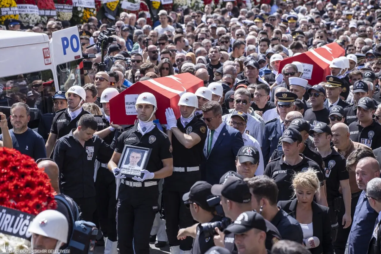 İzmir, kurtuluşunun 103’üncü yıldönümünde şehitlerini sonsuzluğa uğurladı. Balçova Salih İşgören Polis Merkezi’ne düzenlenen saldırıda şehit olan Birinci Sınıf Emniyet Müdürü Polis Başmüfettişi Muhsin Aydemir ile Polis Memuru Hasan Akın son yolculuğuna uğurlandı.