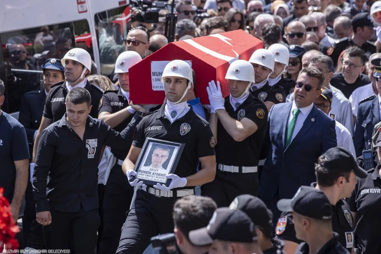 İzmir, kurtuluşunun 103’üncü yıldönümünde şehitlerini sonsuzluğa uğurladı. Balçova Salih İşgören Polis Merkezi’ne düzenlenen saldırıda şehit olan Birinci Sınıf Emniyet Müdürü Polis Başmüfettişi Muhsin Aydemir ile Polis Memuru Hasan Akın son yolculuğuna uğurlandı.