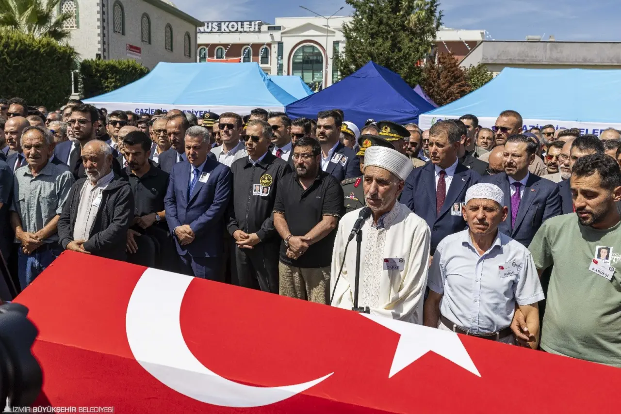 İzmir, kurtuluşunun 103’üncü yıldönümünde şehitlerini sonsuzluğa uğurladı. Balçova Salih İşgören Polis Merkezi’ne düzenlenen saldırıda şehit olan Birinci Sınıf Emniyet Müdürü Polis Başmüfettişi Muhsin Aydemir ile Polis Memuru Hasan Akın son yolculuğuna uğurlandı.