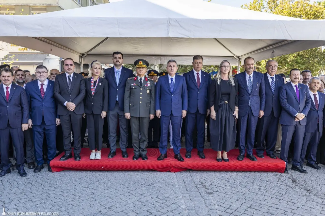 İzmir’in işgalden kurtuluşunun 103. yıl dönümü kutlamaları kapsamında Konak Atatürk Meydanı’nda temsili bayrak töreni yapıldı. Törende İzmir’in kurtuluşunu canlandıran süvari birlikleri Hükümet Konağı’nın önüne geldi ve Yüzbaşı Şerafettin’i temsil eden bir asker göndere Türk bayrağı çekti. O anlar izleyenlere büyük bir heyecan ve gurur yaşattı.
