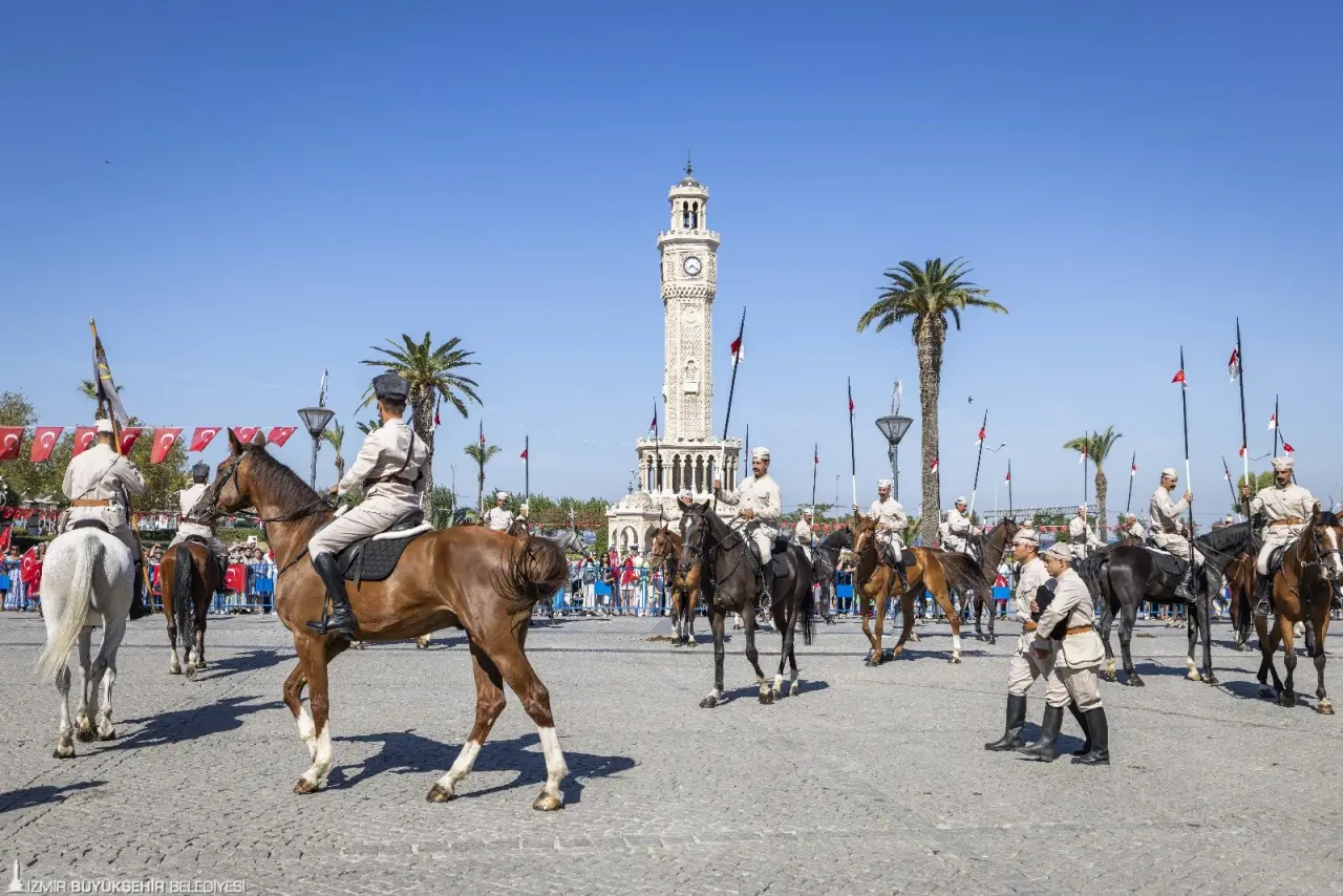 İzmir’in işgalden kurtuluşunun 103. yıl dönümü kutlamaları kapsamında Konak Atatürk Meydanı’nda temsili bayrak töreni yapıldı. Törende İzmir’in kurtuluşunu canlandıran süvari birlikleri Hükümet Konağı’nın önüne geldi ve Yüzbaşı Şerafettin’i temsil eden bir asker göndere Türk bayrağı çekti. O anlar izleyenlere büyük bir heyecan ve gurur yaşattı.