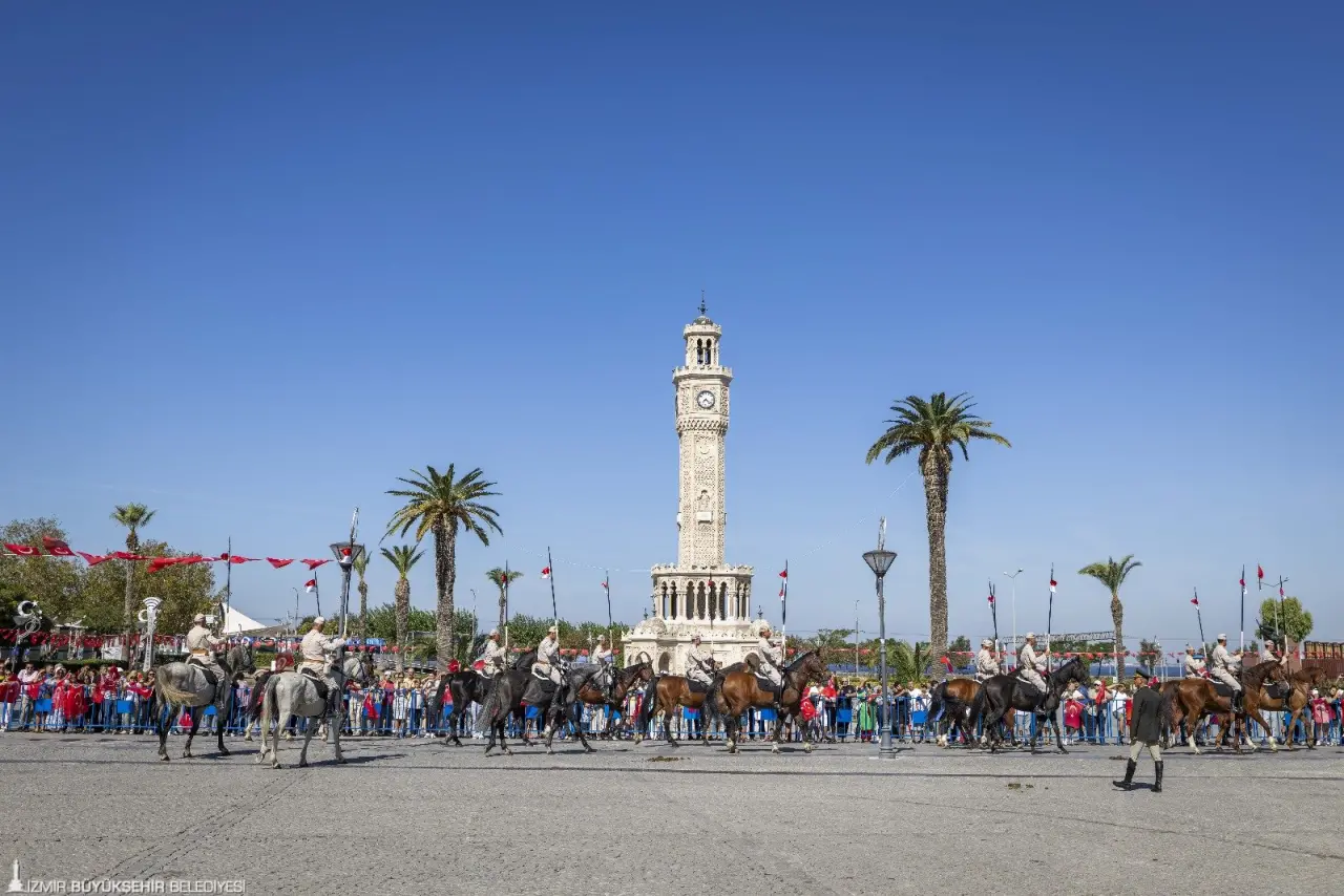 İzmir’in işgalden kurtuluşunun 103. yıl dönümü kutlamaları kapsamında Konak Atatürk Meydanı’nda temsili bayrak töreni yapıldı. Törende İzmir’in kurtuluşunu canlandıran süvari birlikleri Hükümet Konağı’nın önüne geldi ve Yüzbaşı Şerafettin’i temsil eden bir asker göndere Türk bayrağı çekti. O anlar izleyenlere büyük bir heyecan ve gurur yaşattı.
