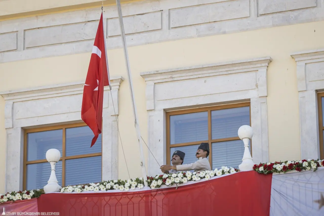 İzmir’in işgalden kurtuluşunun 103. yıl dönümü kutlamaları kapsamında Konak Atatürk Meydanı’nda temsili bayrak töreni yapıldı. Törende İzmir’in kurtuluşunu canlandıran süvari birlikleri Hükümet Konağı’nın önüne geldi ve Yüzbaşı Şerafettin’i temsil eden bir asker göndere Türk bayrağı çekti. O anlar izleyenlere büyük bir heyecan ve gurur yaşattı.