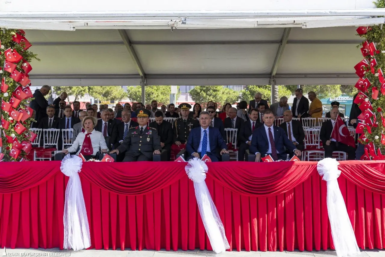 İzmir’in kurtuluşunun 103. yıl dönümü kutlamaları kapsamında Cumhuriyet Meydanı’nda yapılan törende konuşan İzmir Büyükşehir Belediye Başkanı Dr. Cemil Tugay, İzmir’in Türkiye Cumhuriyeti’ni var eden ve yaşatan tüm değerlerin kalesi olduğunu belirterek, “Bizler ‘Hangi çılgın bana zincir vuracakmış’ diyerek ayağa kalkıp toprağını ülkeye dönüştürenlerin mirasçısıyız. Onur günümüz 9 Eylül’ü yaratanları sevgiyle, rahmetle, bağlılıkla anıyorum. Biz varsak, Türkiye Cumhuriyeti sonsuza dek var olacak. Biz sözümüzden asla geri dönmedik, dönmeyeceğiz” dedi.