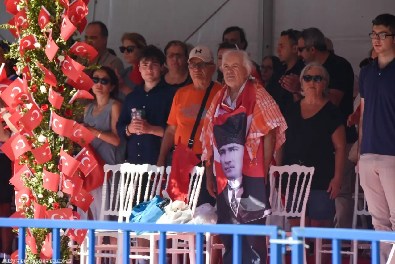 İzmir’in kurtuluşunun 103. yıl dönümü kutlamaları kapsamında Cumhuriyet Meydanı’nda yapılan törende konuşan İzmir Büyükşehir Belediye Başkanı Dr. Cemil Tugay, İzmir’in Türkiye Cumhuriyeti’ni var eden ve yaşatan tüm değerlerin kalesi olduğunu belirterek, “Bizler ‘Hangi çılgın bana zincir vuracakmış’ diyerek ayağa kalkıp toprağını ülkeye dönüştürenlerin mirasçısıyız. Onur günümüz 9 Eylül’ü yaratanları sevgiyle, rahmetle, bağlılıkla anıyorum. Biz varsak, Türkiye Cumhuriyeti sonsuza dek var olacak. Biz sözümüzden asla geri dönmedik, dönmeyeceğiz” dedi.