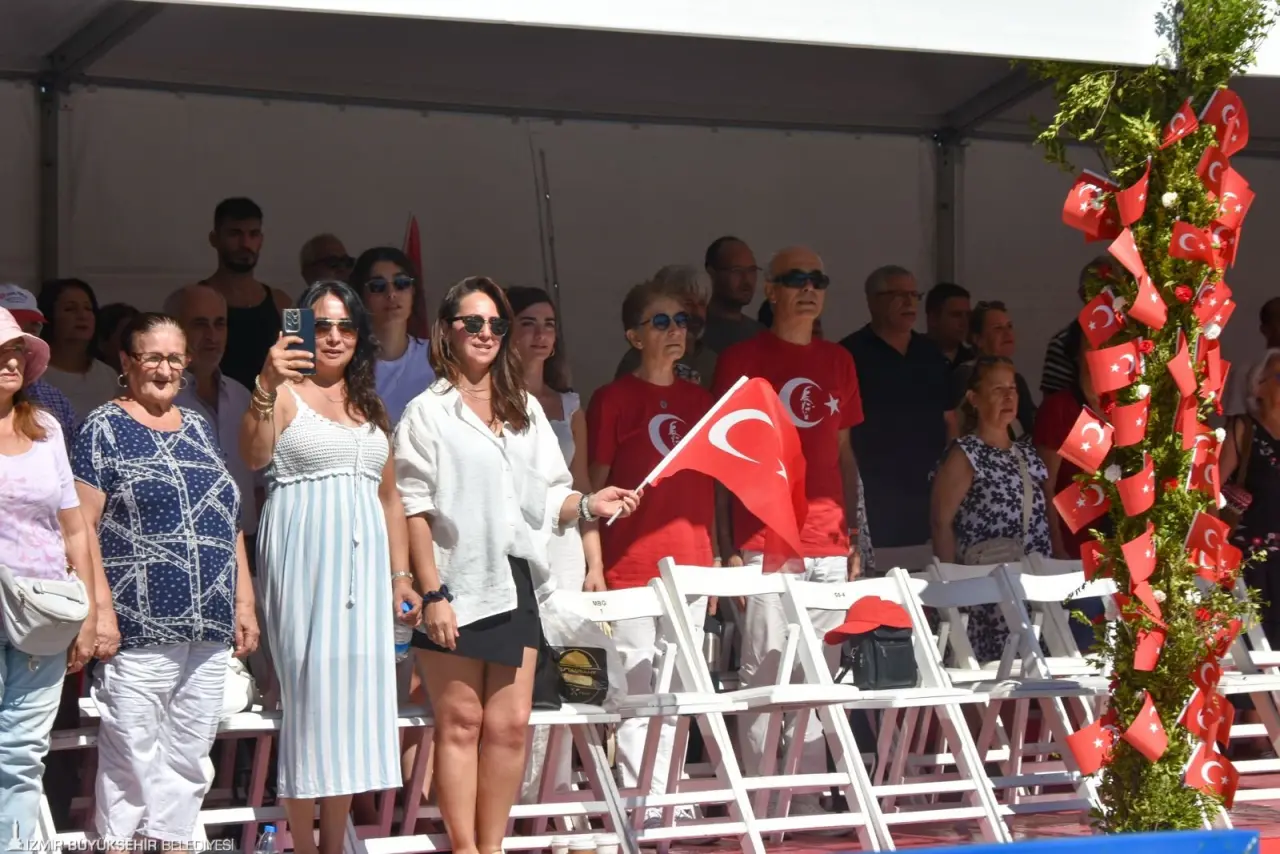 İzmir’in kurtuluşunun 103. yıl dönümü kutlamaları kapsamında Cumhuriyet Meydanı’nda yapılan törende konuşan İzmir Büyükşehir Belediye Başkanı Dr. Cemil Tugay, İzmir’in Türkiye Cumhuriyeti’ni var eden ve yaşatan tüm değerlerin kalesi olduğunu belirterek, “Bizler ‘Hangi çılgın bana zincir vuracakmış’ diyerek ayağa kalkıp toprağını ülkeye dönüştürenlerin mirasçısıyız. Onur günümüz 9 Eylül’ü yaratanları sevgiyle, rahmetle, bağlılıkla anıyorum. Biz varsak, Türkiye Cumhuriyeti sonsuza dek var olacak. Biz sözümüzden asla geri dönmedik, dönmeyeceğiz” dedi.