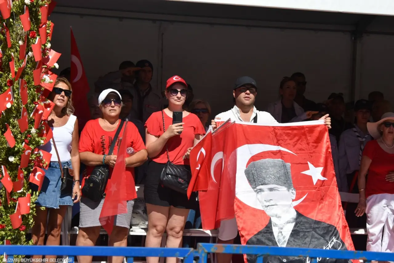 İzmir’in kurtuluşunun 103. yıl dönümü kutlamaları kapsamında Cumhuriyet Meydanı’nda yapılan törende konuşan İzmir Büyükşehir Belediye Başkanı Dr. Cemil Tugay, İzmir’in Türkiye Cumhuriyeti’ni var eden ve yaşatan tüm değerlerin kalesi olduğunu belirterek, “Bizler ‘Hangi çılgın bana zincir vuracakmış’ diyerek ayağa kalkıp toprağını ülkeye dönüştürenlerin mirasçısıyız. Onur günümüz 9 Eylül’ü yaratanları sevgiyle, rahmetle, bağlılıkla anıyorum. Biz varsak, Türkiye Cumhuriyeti sonsuza dek var olacak. Biz sözümüzden asla geri dönmedik, dönmeyeceğiz” dedi.