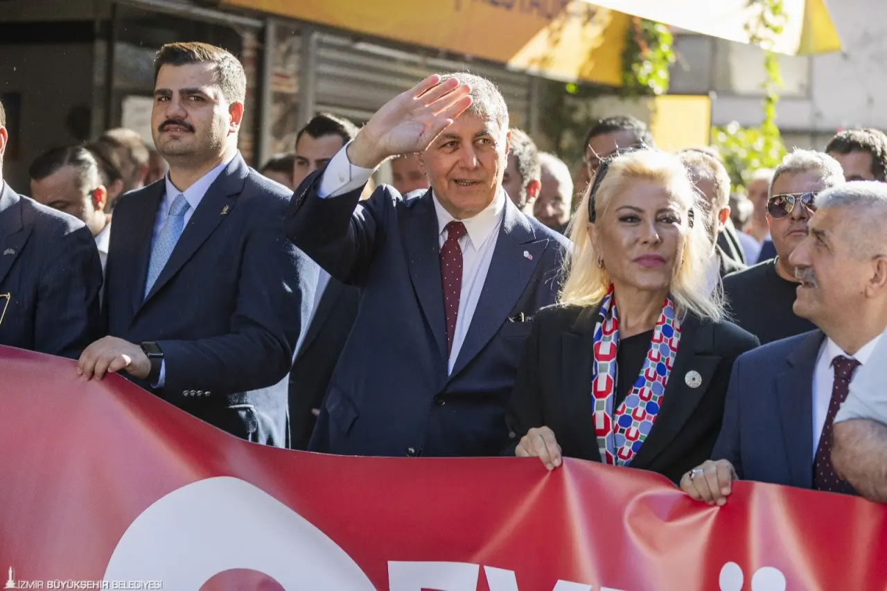 İzmir’in kurtuluşunun 103’üncü yıl dönümü kutlamaları tarihi güzergah üzerinde düzenlenen Zafer Yürüyüşü ile başladı. İzmir Büyükşehir Belediye Başkanı Dr. Cemil Tugay, Türk ordusunun 9 Eylül’de şehre girdiği Basmane Karakolu önünden başlayan, Cumhuriyet Meydanı’nda sonlanan yürüyüşe katıldı. Dün Balçova’daki polis merkezine gerçekleşen saldırıdan dolayı bando takımı yürüyüşe eşlik etmedi.