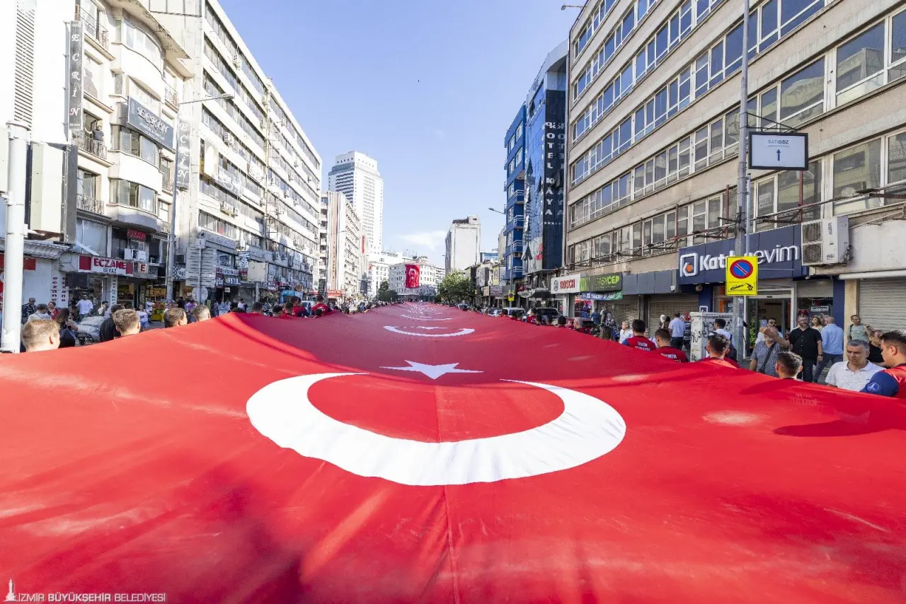 İzmir’in kurtuluşunun 103’üncü yıl dönümü kutlamaları tarihi güzergah üzerinde düzenlenen Zafer Yürüyüşü ile başladı. İzmir Büyükşehir Belediye Başkanı Dr. Cemil Tugay, Türk ordusunun 9 Eylül’de şehre girdiği Basmane Karakolu önünden başlayan, Cumhuriyet Meydanı’nda sonlanan yürüyüşe katıldı. Dün Balçova’daki polis merkezine gerçekleşen saldırıdan dolayı bando takımı yürüyüşe eşlik etmedi.