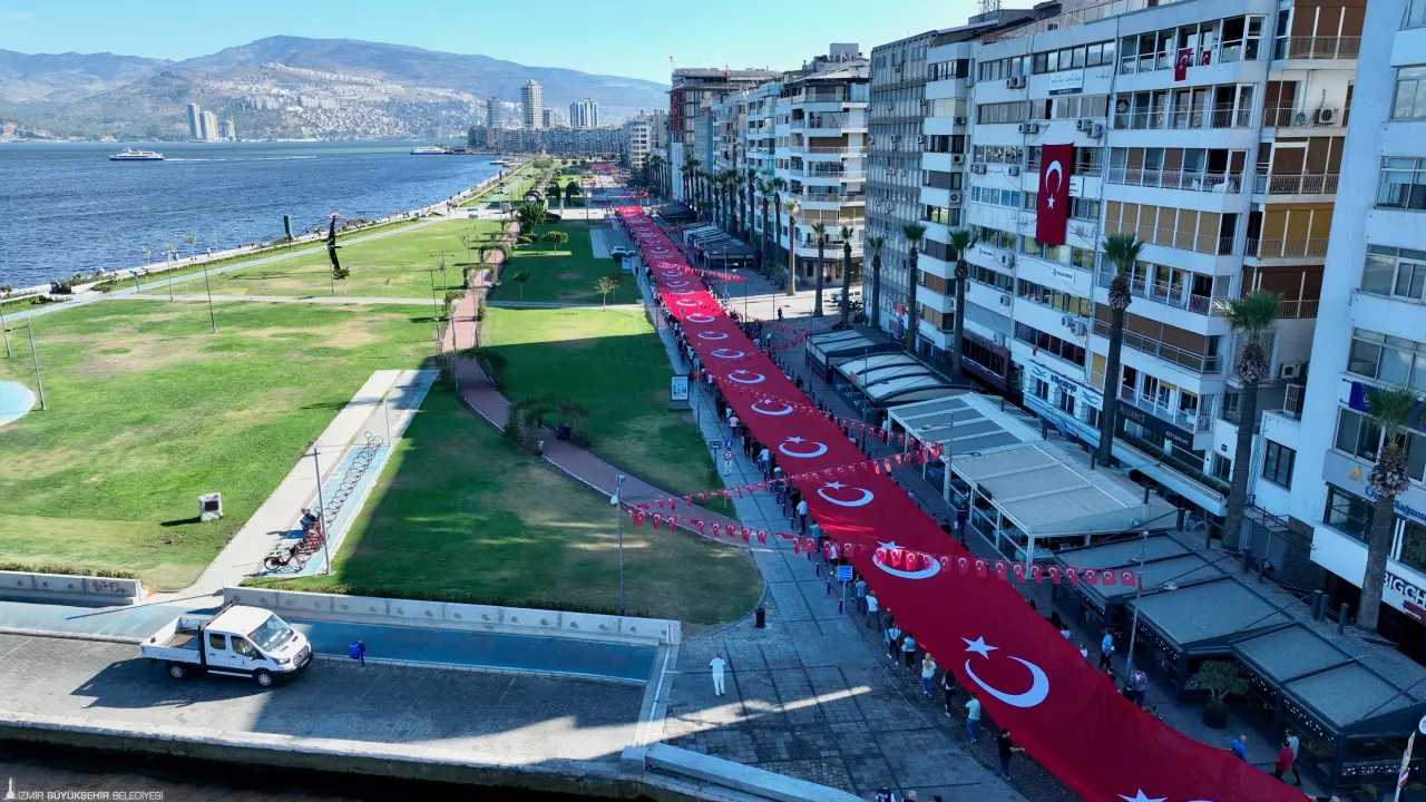 İzmir’in kurtuluşunun 103’üncü yıl dönümü kutlamaları tarihi güzergah üzerinde düzenlenen Zafer Yürüyüşü ile başladı. İzmir Büyükşehir Belediye Başkanı Dr. Cemil Tugay, Türk ordusunun 9 Eylül’de şehre girdiği Basmane Karakolu önünden başlayan, Cumhuriyet Meydanı’nda sonlanan yürüyüşe katıldı. Dün Balçova’daki polis merkezine gerçekleşen saldırıdan dolayı bando takımı yürüyüşe eşlik etmedi.
