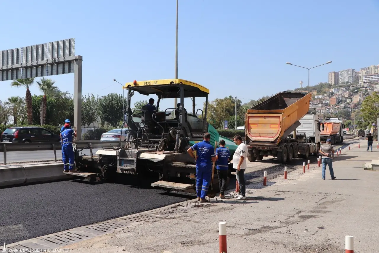 İzmir Büyükşehir Belediyesi ilçe ilçe asfalt çalışmalarına devam ediyor. İZBETON ekipleri Bayraklı Altınyol, Alsancak Şair Eşref Bulvarı, Konak Levent Caddesi ile Urla ve Çeşme’nin çeşitli noktalarında yol çalışmasını tamamladı.