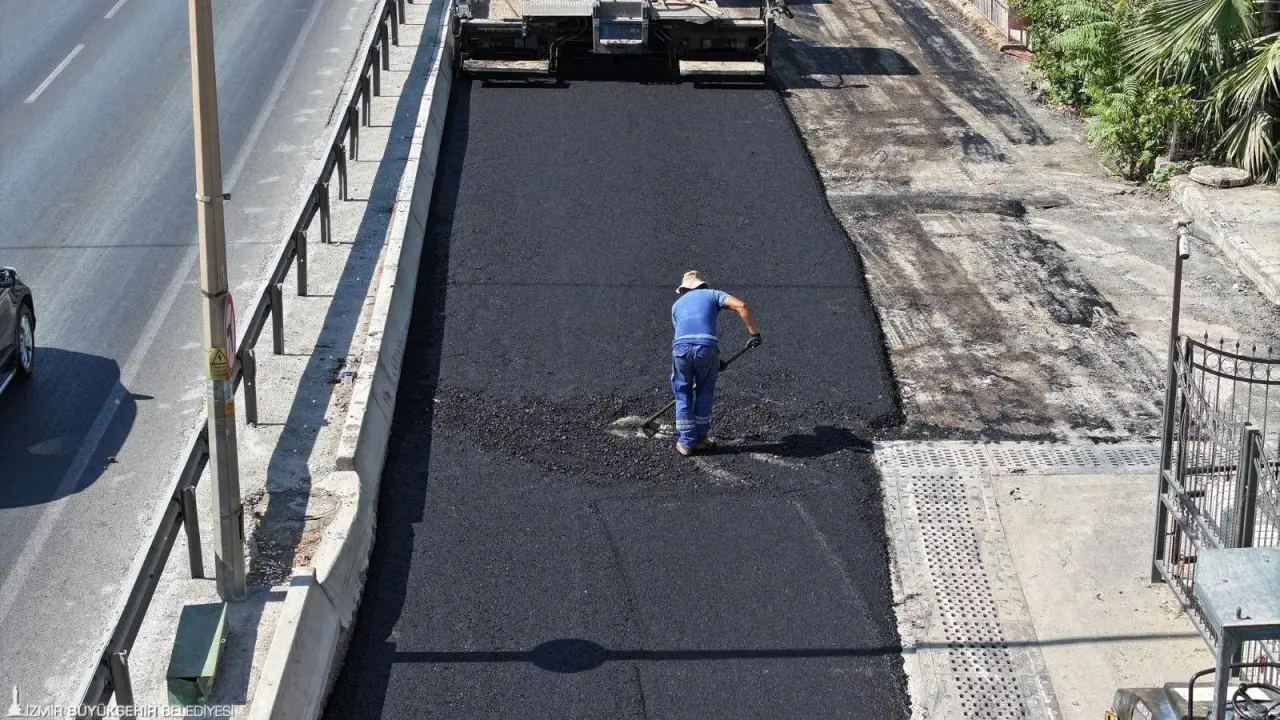 İzmir Büyükşehir Belediyesi ilçe ilçe asfalt çalışmalarına devam ediyor. İZBETON ekipleri Bayraklı Altınyol, Alsancak Şair Eşref Bulvarı, Konak Levent Caddesi ile Urla ve Çeşme’nin çeşitli noktalarında yol çalışmasını tamamladı.