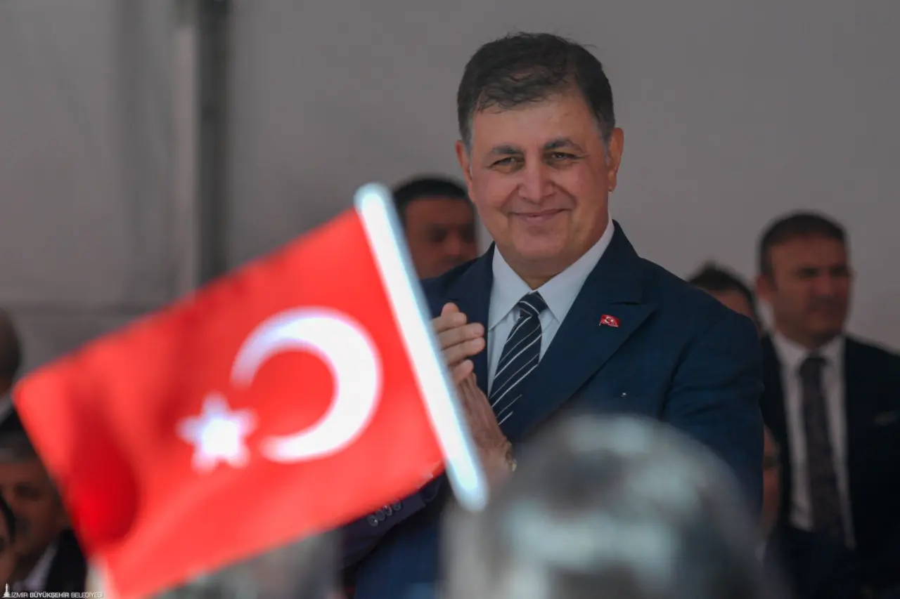 İzmir Büyükşehir Belediye Başkanı Dr. Cemil Tugay, İzmir’in kurtuluşunun 103’üncü yıl dönümü için mesaj yayımladı. Başkan Tugay, “9 Eylül ruhunun İzmir’de ne kadar güçlü ve coşkun olduğunu, kökleri kentimizin toplumsal hafızasına uzanan kurtuluşun ve kuruluşun kenti olma gururunu ve beraberinde getirdiği sorumluluk duygusunu kelimelerle ifade etmek oldukça zordur. 1923 yılında düzenlediğimiz ilk kutlamanın üzerinden bir asırdan uzun süre geçmiş olsa da, 9 Eylül ruhunu yaşamaya ve kurtuluş gününün anlam ve önemini gençlerimize, çocuklarımıza anlatmaya devam ediyoruz” dedi. 