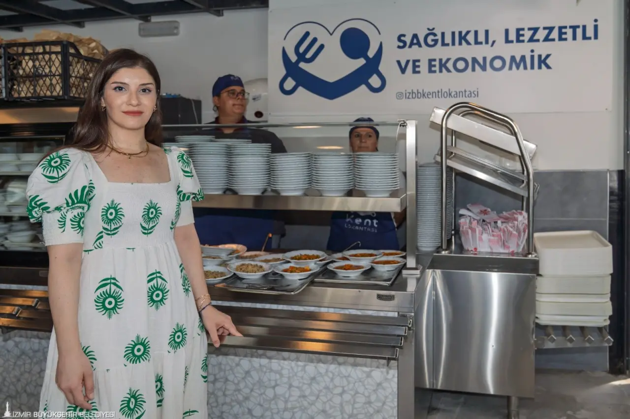İzmir Büyükşehir Belediye Başkanı Dr. Cemil Tugay’ın göreve gelmesi sonrasında hayata geçirilen ve bugün beş şubesiyle hizmet veren Kent Lokantaları, İzmirlileri sağlıklı, güvenilir ve ekonomik gıdayla buluşturmaya devam ediyor. Kent Lokantaları’nda 2024 yılının haziran ayından itibaren dört çeşit yemekten oluşan yaklaşık 500 bin menü halka sunuldu. İzmirliler gıda enflasyonuna karşı bütçeyi koruyan projeden memnun.
