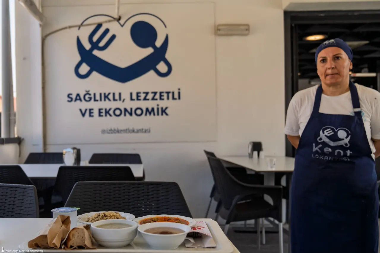 İzmir Büyükşehir Belediye Başkanı Dr. Cemil Tugay’ın göreve gelmesi sonrasında hayata geçirilen ve bugün beş şubesiyle hizmet veren Kent Lokantaları, İzmirlileri sağlıklı, güvenilir ve ekonomik gıdayla buluşturmaya devam ediyor. Kent Lokantaları’nda 2024 yılının haziran ayından itibaren dört çeşit yemekten oluşan yaklaşık 500 bin menü halka sunuldu. İzmirliler gıda enflasyonuna karşı bütçeyi koruyan projeden memnun.
