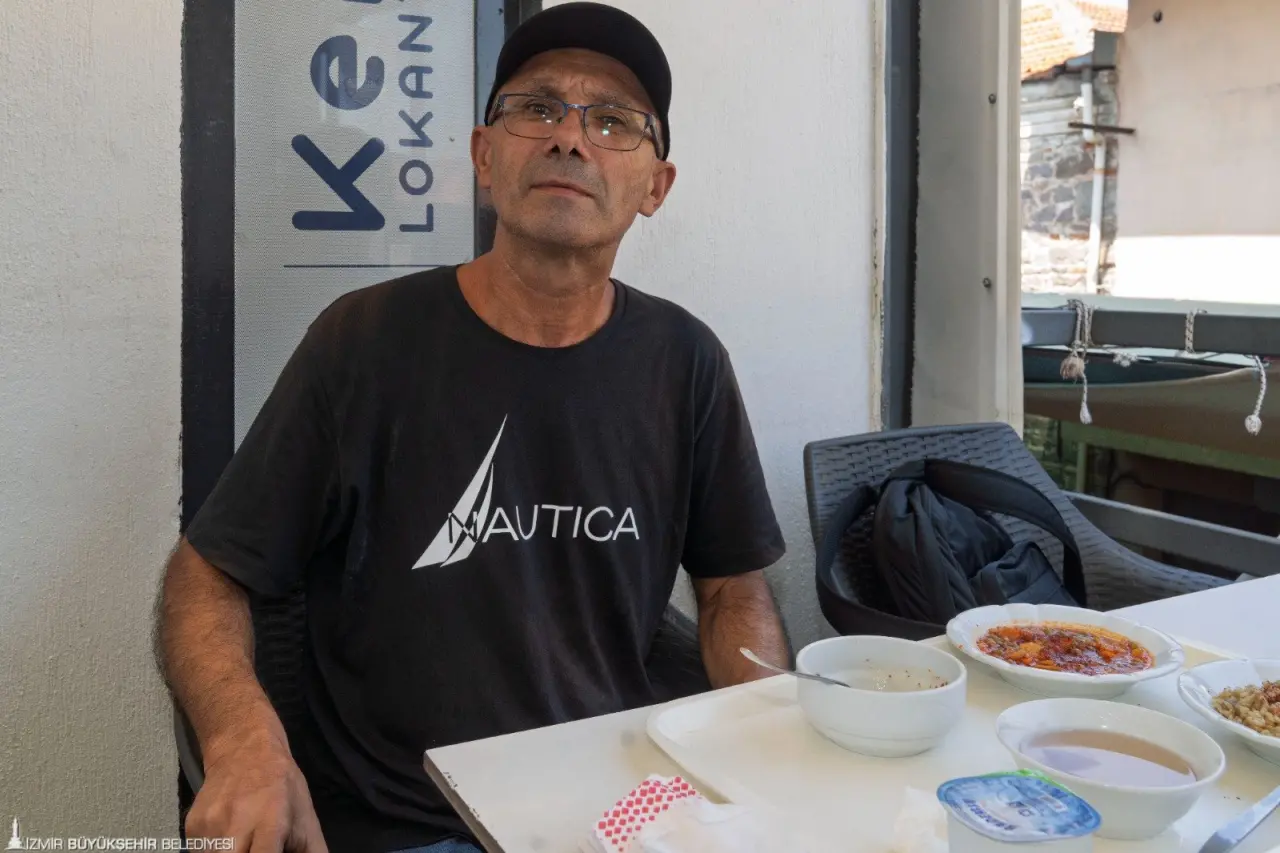 İzmir Büyükşehir Belediye Başkanı Dr. Cemil Tugay’ın göreve gelmesi sonrasında hayata geçirilen ve bugün beş şubesiyle hizmet veren Kent Lokantaları, İzmirlileri sağlıklı, güvenilir ve ekonomik gıdayla buluşturmaya devam ediyor. Kent Lokantaları’nda 2024 yılının haziran ayından itibaren dört çeşit yemekten oluşan yaklaşık 500 bin menü halka sunuldu. İzmirliler gıda enflasyonuna karşı bütçeyi koruyan projeden memnun.