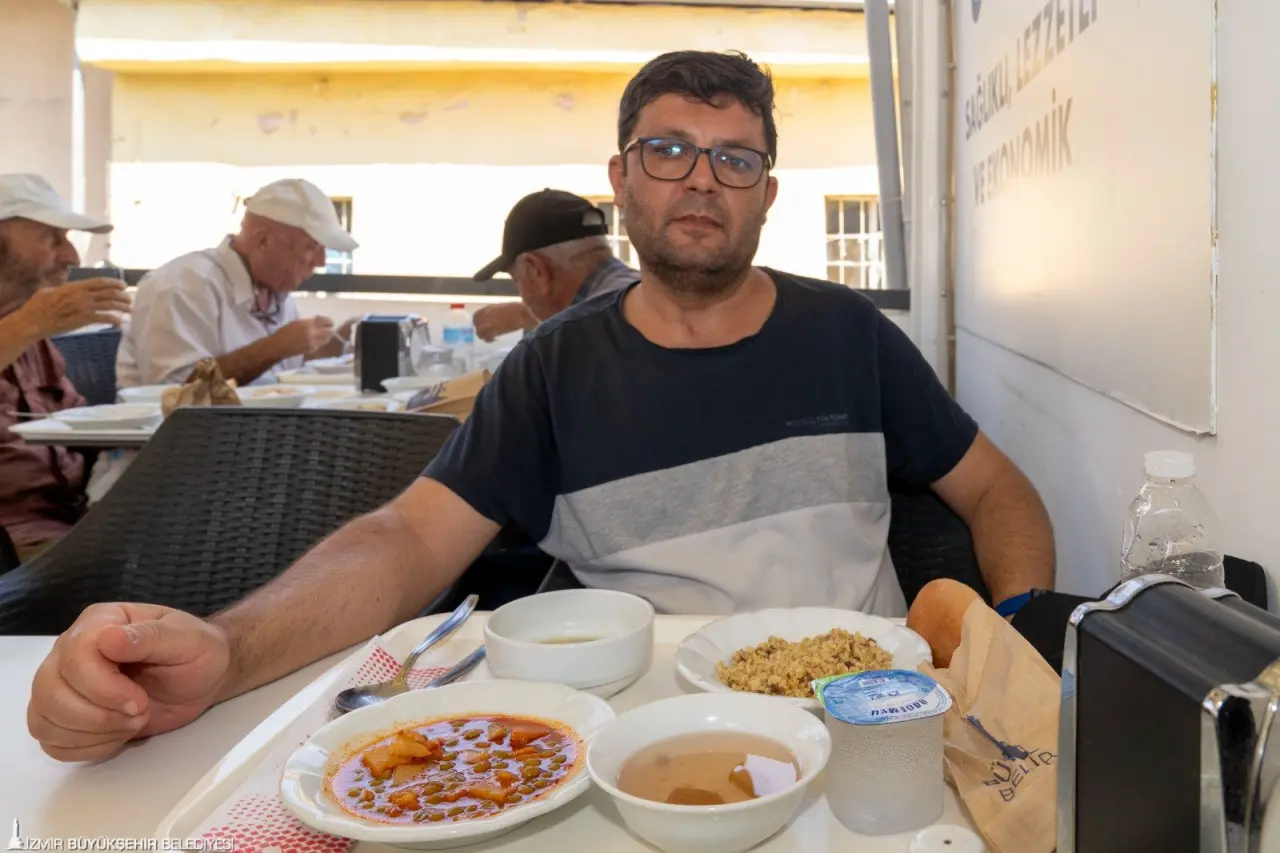 İzmir Büyükşehir Belediye Başkanı Dr. Cemil Tugay’ın göreve gelmesi sonrasında hayata geçirilen ve bugün beş şubesiyle hizmet veren Kent Lokantaları, İzmirlileri sağlıklı, güvenilir ve ekonomik gıdayla buluşturmaya devam ediyor. Kent Lokantaları’nda 2024 yılının haziran ayından itibaren dört çeşit yemekten oluşan yaklaşık 500 bin menü halka sunuldu. İzmirliler gıda enflasyonuna karşı bütçeyi koruyan projeden memnun.