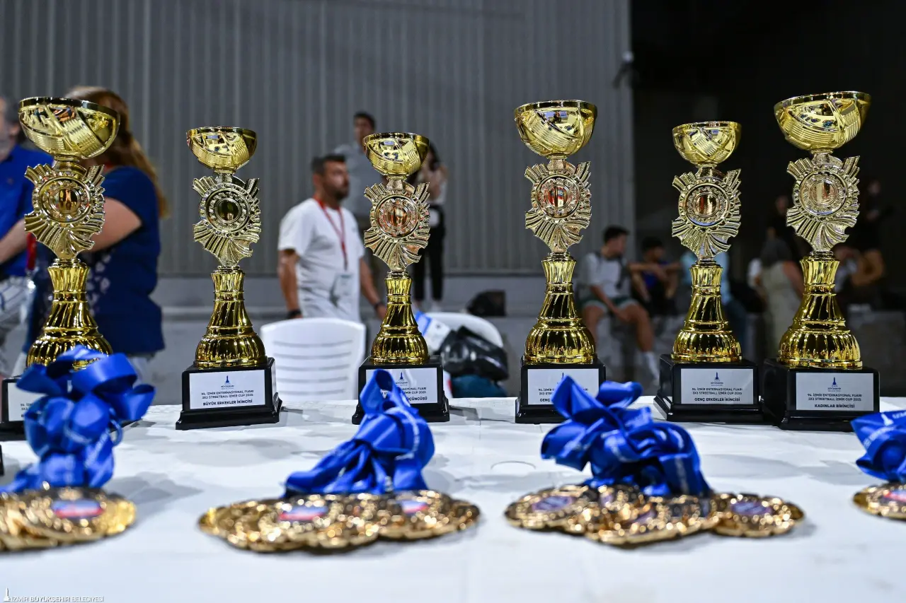 94. İzmir Enternasyonal Fuarı kapsamında 29 Ağustos-9 Eylül tarihleri arasında gerçekleşen 3x3 Streetball İzmir Cup 2025 tamamlandı. Turnuvaya 52 takım ve 208 sporcu katılırken karşılaşmalar kıyasıya mücadelelere sahne oldu.