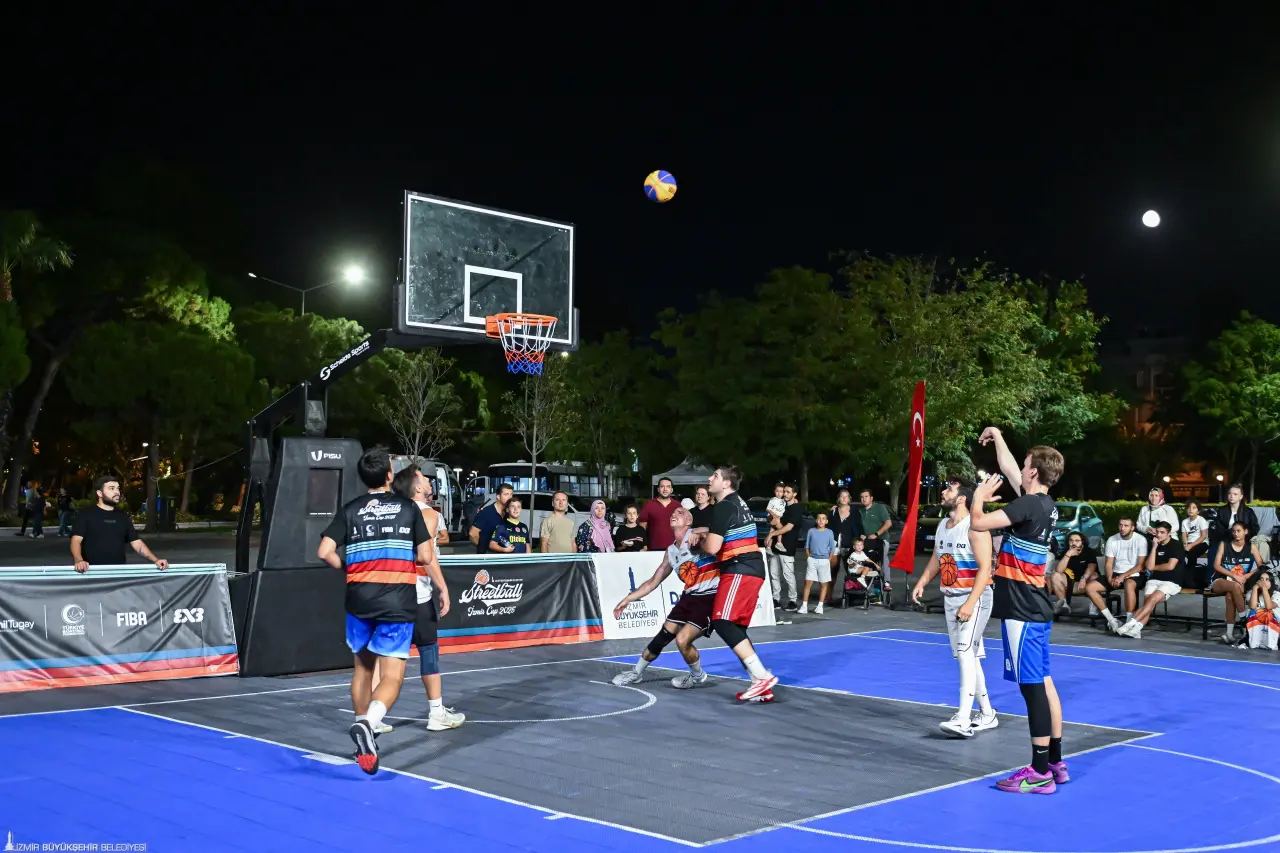 94. İzmir Enternasyonal Fuarı kapsamında 29 Ağustos-9 Eylül tarihleri arasında gerçekleşen 3x3 Streetball İzmir Cup 2025 tamamlandı. Turnuvaya 52 takım ve 208 sporcu katılırken karşılaşmalar kıyasıya mücadelelere sahne oldu.